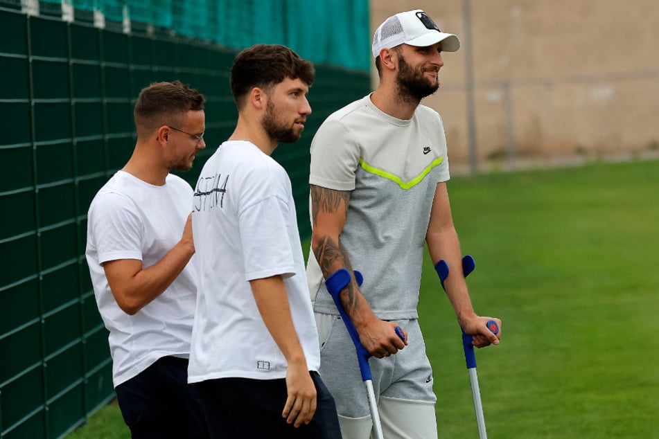 CFC-Sportdirektor Chris Löwe (35, l.) mit den beiden Verletzten Dejan Bozic (31, r.) und Tom Baumgart (26).