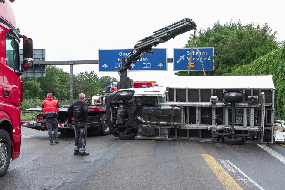 Unfall A3: Sattelzug und Kleintransporter krachen auf A3 zusammen, Fahrer schwer verletzt