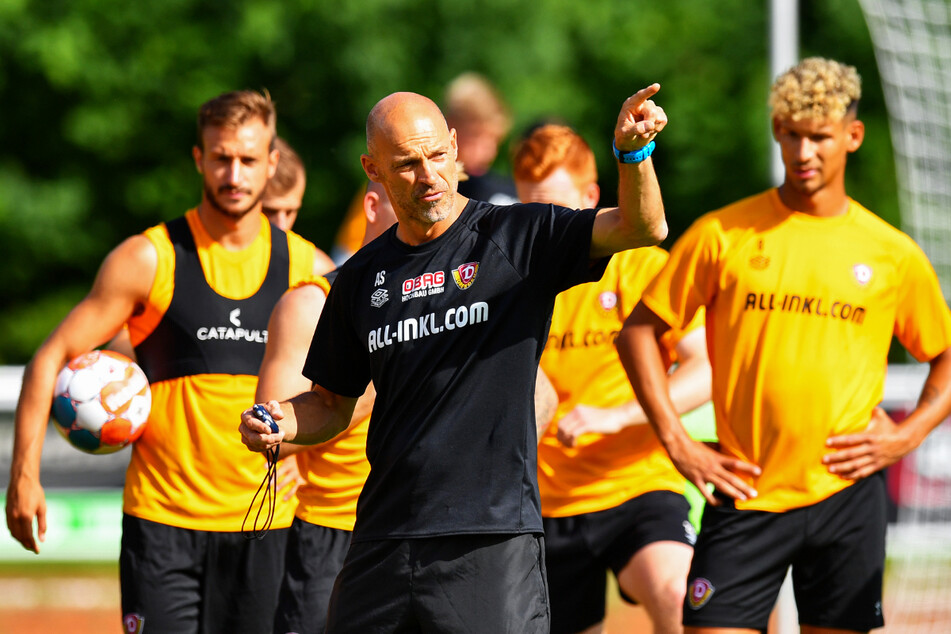 Die Spieler von Alexander Schmidt (52, v.) setzen seine Marschroute immer besser um.
