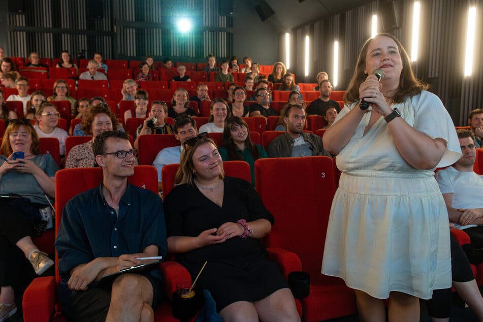 Bundesbesuch bei der Basis: Grünen-Chefin Ricarda Lang (30, r.) beim feministischen Kneipenquiz.