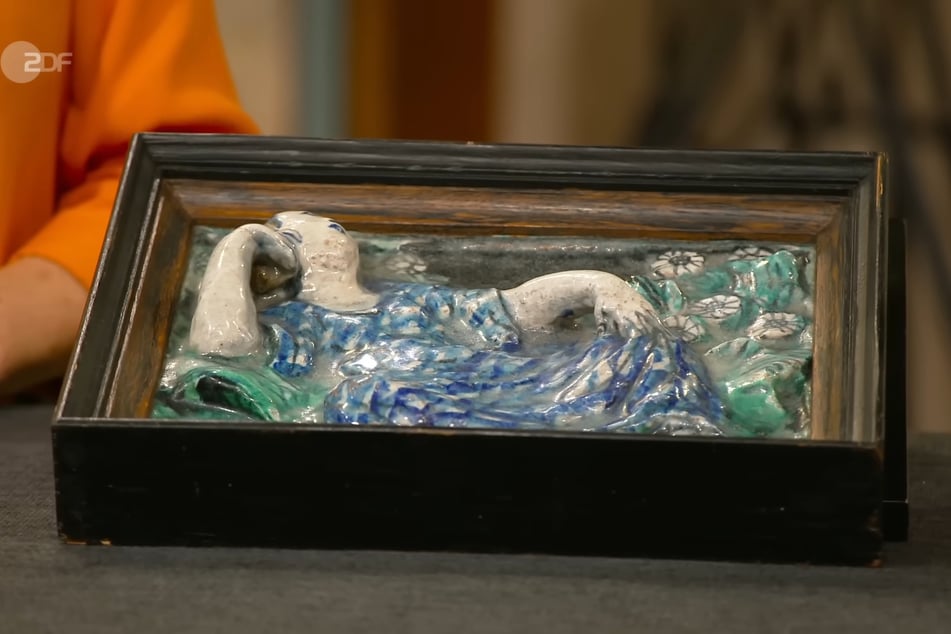 Das Keramikbild wurde zwischen 1910 und 1920 vom Künstler Josef Maximilian Laeuger angefertigt.