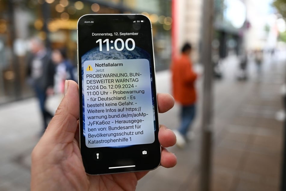 Bundesweit werden Menschen über das Smartphone alarmiert. (Symbolbild)