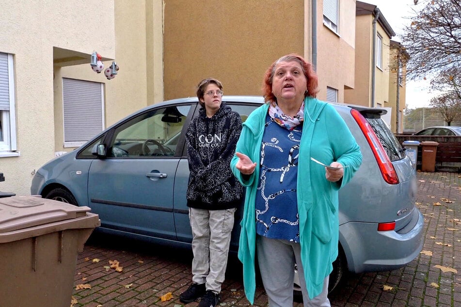 Carmen (56) und Sohn Lars (16) fürchten höhere Kosten durch neue Fernwärmeleitungen.