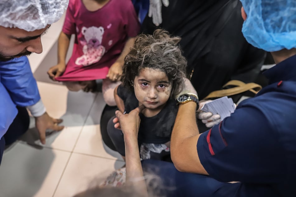 Ein palästinensisches Mädchen wird im Al-Shifa Krankenhaus medizinisch versorgt, nachdem es im Ahli Arab Krankenhaus im Gazastreifen bei einem Raketeneinschlag verletzt wurde.