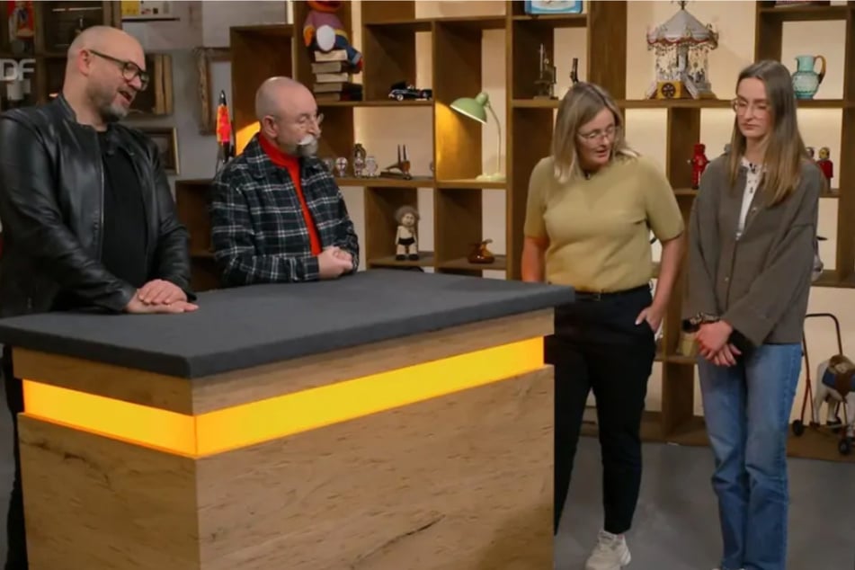 Katharina und Teresa wollen bei "Bares für Rares" unbedingt ein über 200 Kilogramm schweres Familienerbstück loswerden.