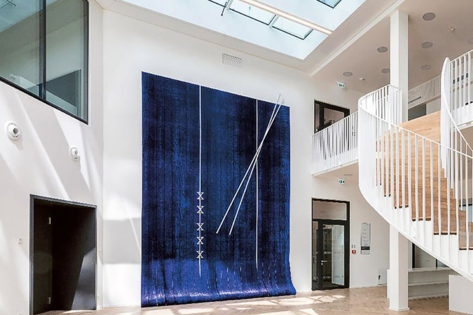 Das Kunstwerk im LRH-Neubau in Düsseldorf hat den Steuerzahler mal eben satte 135.000 Euro gekostet.