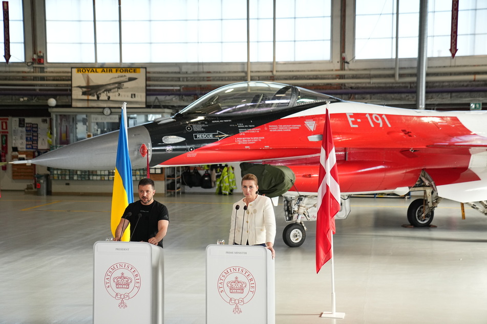 Wolodymyr Selenskyj (l), Präsident der Ukraine, und Mette Frederiksen (45), Ministerpräsidentin von Dänemark, halten eine Pressekonferenz auf dem Luftwaffenstützpunkt Skrydstrup ab.