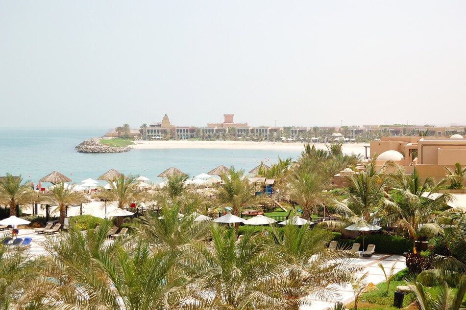 Kaum Hochhäuser, dafür auch viel Grün zwischen all dem Sand: Ras Al Khaimah lockt als "natürliches Emirat".