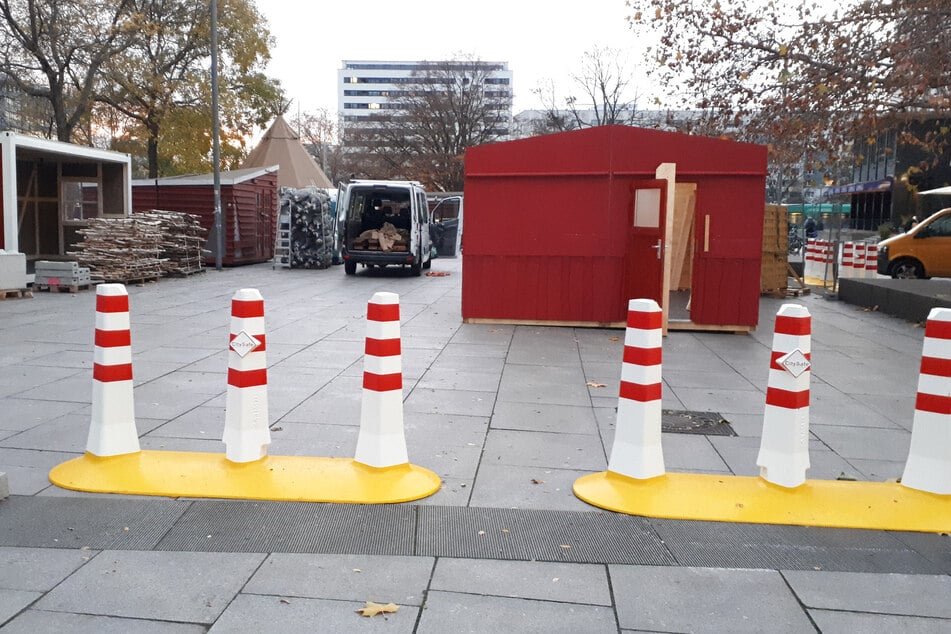 Terrorsperren schützen das Finnische Weihnachtsdorf am neuen Standort vor der Altmarkt-Galerie am Dr.-Külz-Ring.