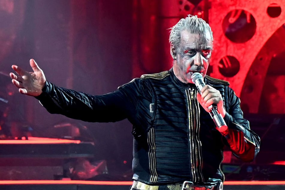 Rammstein-Sänger Till Lindemann (61) steht nach angeblichen sexuellen Übergriffen in der Kritik.
