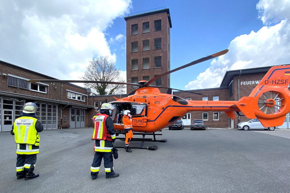 Zum Brandort musste sogar der Rettungshubschrauber Christoph 9 aus Duisburg fliegen.