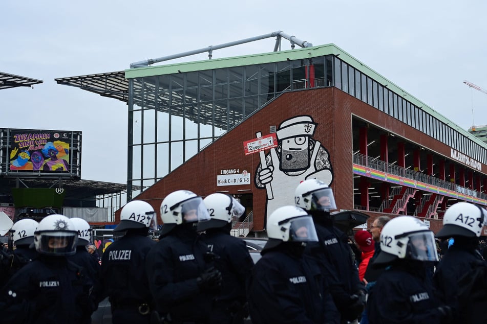 Die Hamburger Polizei wird das Derby wieder mit entsprechenden Kräften begleiten. (Archivfoto)