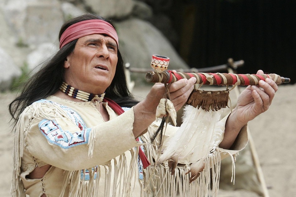 Schauspieler Gojko Mitic (80) war in DEFA-Filmen DER DDR-"Winnetou" - im vergangenen Jahr probte er für die Karl-May-Spiele seine Rolle als Apachen-Häuptling Winnetou in dem Stück "Winnetou III". Die Rolle eines Indianers auf der Leinwand scheint ihm auf den Leib geschrieben.