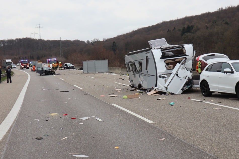 Ein Wohnwagen muss abgeschleppt werden.