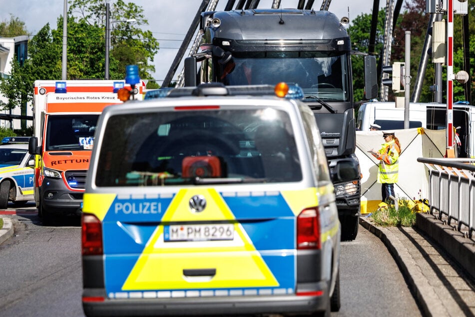 Im Münchner Stadtteil Bogenhausen ist eine Seniorin von einem Lastwagen überfahren und tödlich verletzt worden.