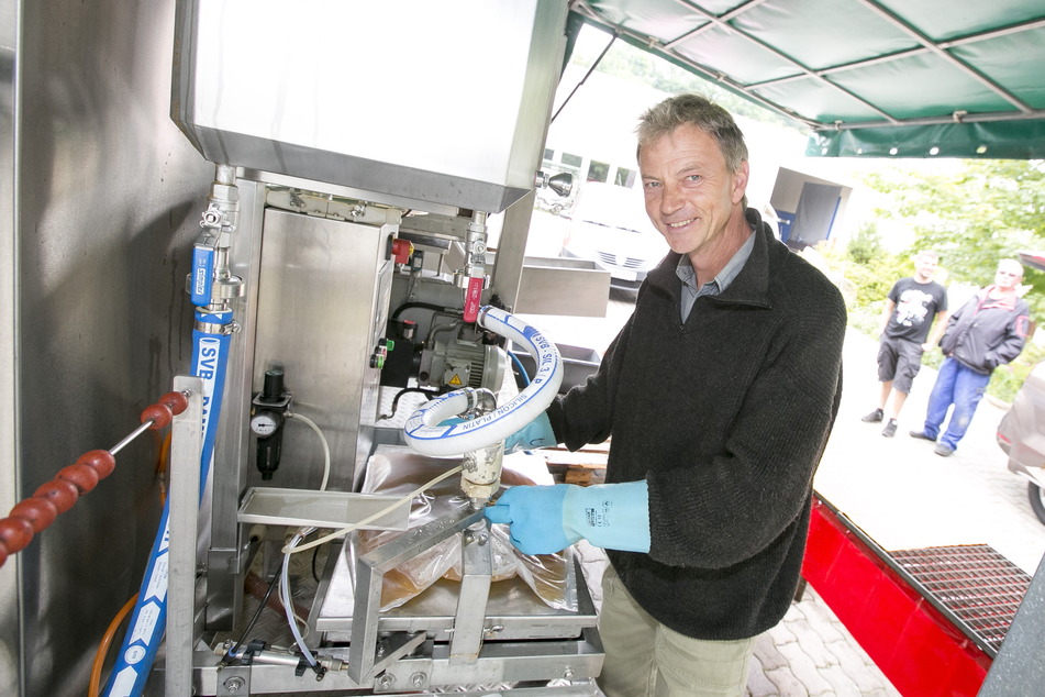 Ein Bild aus "glücklichen Tagen": Uwe Riedel (60) an seiner mobilen Apfelpresse. Eigentlich stehen die Gärtner bei ihm Schlange. Dieses Jahr bleibt die Maschine eingemottet.