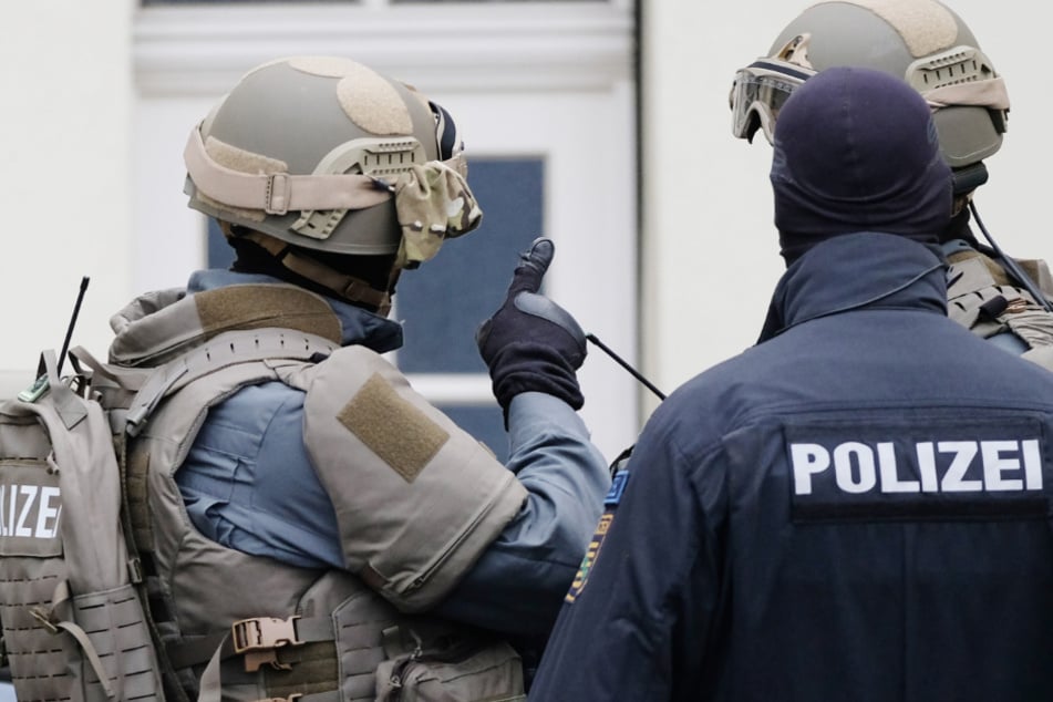 Illegaler Waffenhandel: Razzia in Reichsbürger-Szene!