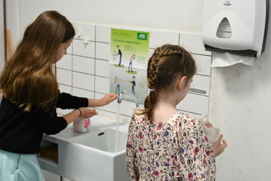 In allen Toilettenräumen muss es ausreichend Spender für Flüssigseifen und Einmalpapier-Handtücher geben.