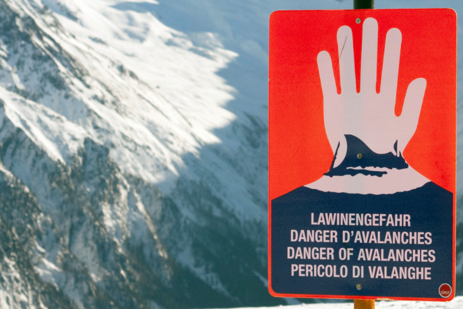 Von Heiligabend an soll es wieder täglich den Lawinenlagebericht für den bayerischen Alpenraum geben. (Symbolbild)