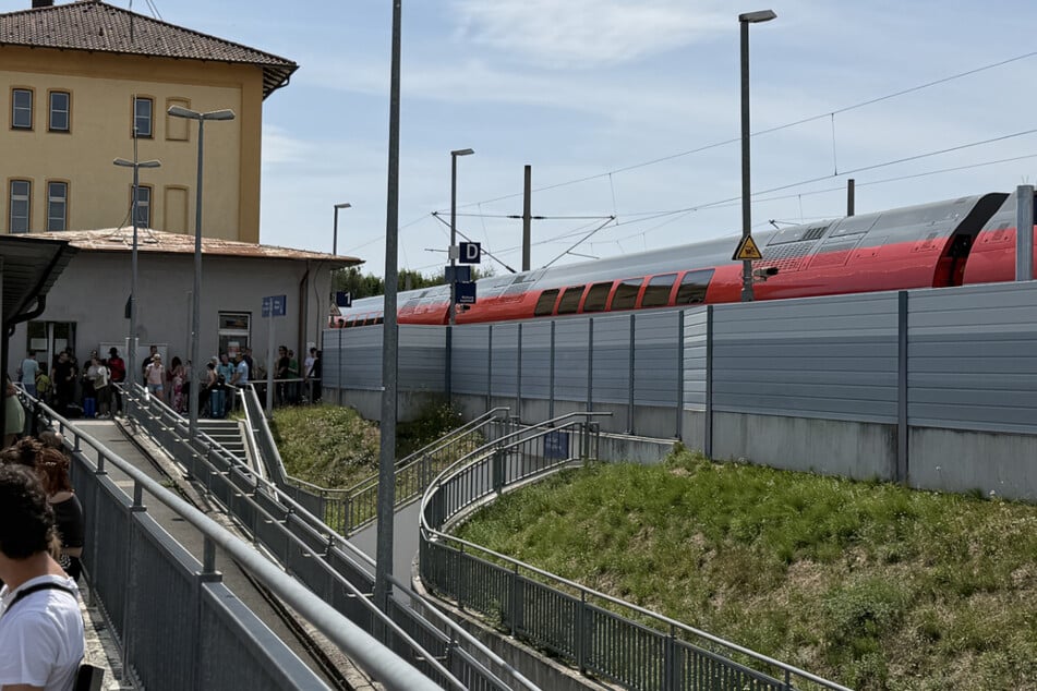 Fahrgäste mussten den Zug am Bahnhof Rohrbach verlassen.