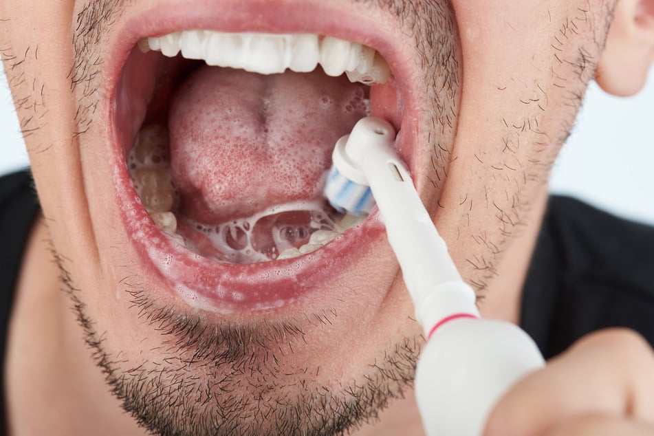 Das in der Zahncreme enthaltene Fluorid soll möglichst im Mundraum verbleiben, um richtig wirken zu können.