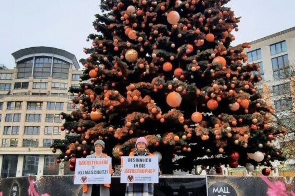 Die beiden Aktivistinnen (21, 23) der "Letzten Generation" besprühten den Weihnachtsbaum in Berlin mit oranger Farbe.