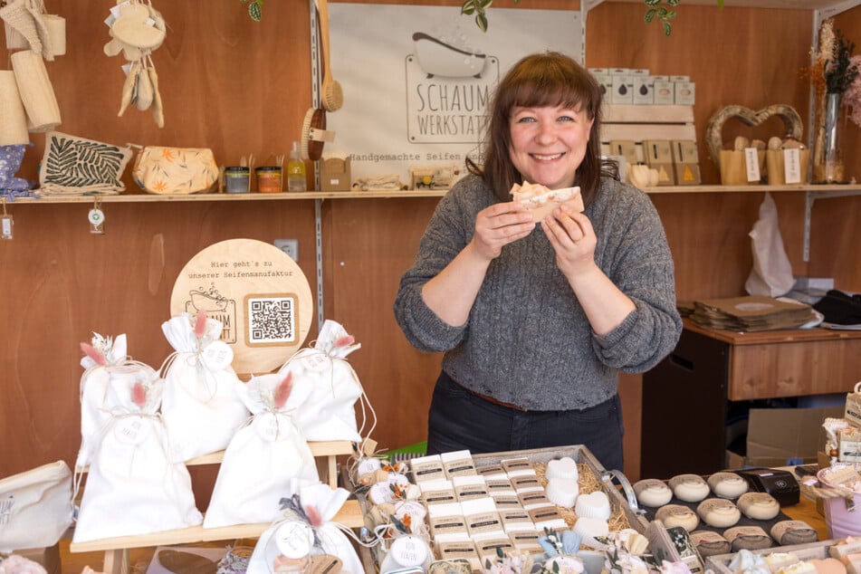 Stolz präsentiert Sindy Kunzmann (35) ihre Produkte aus der "Schaumwerkstatt" in der Newcomerhütte.