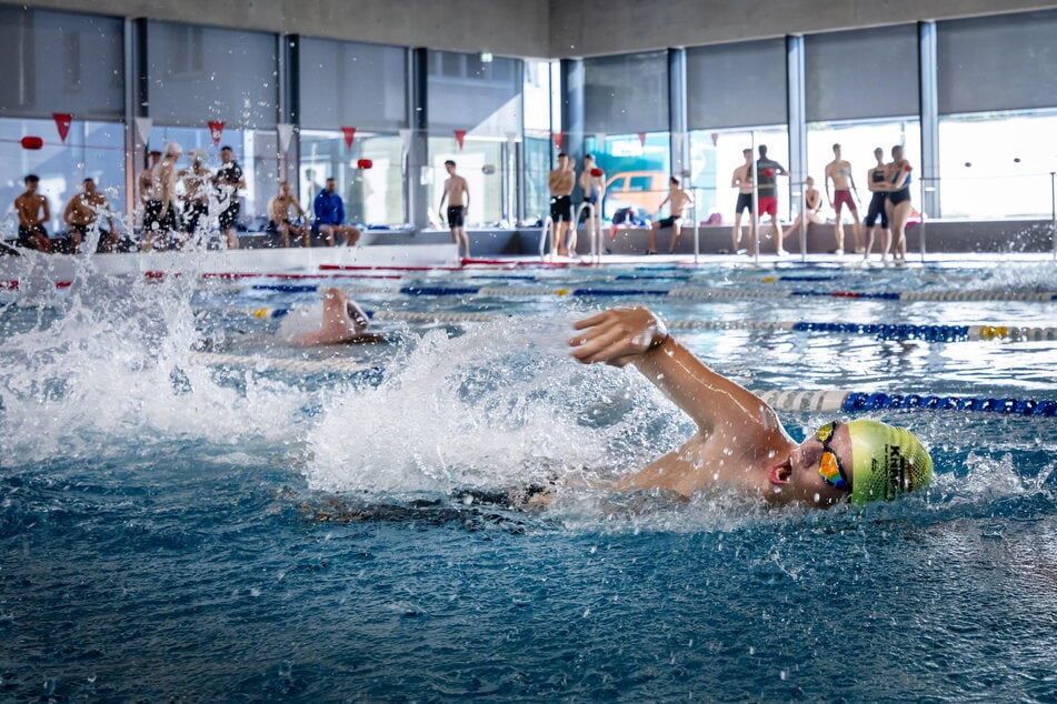 Azubis der städtischen Bäderbetriebe weihten die Halle mit einem Staffelschwimmen ein.