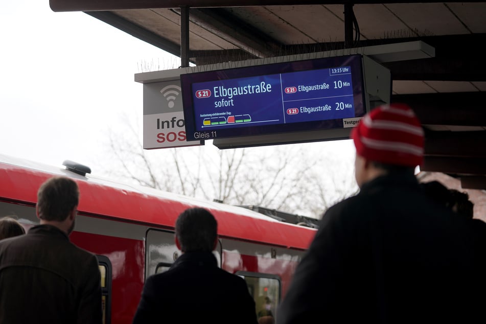 Am Berliner Tor wird die Auslastung der einfahrenden S-Bahn-Züge ab sofort angezeigt. Im Laufe des Jahres sollen weitere Stationen hinzukommen.