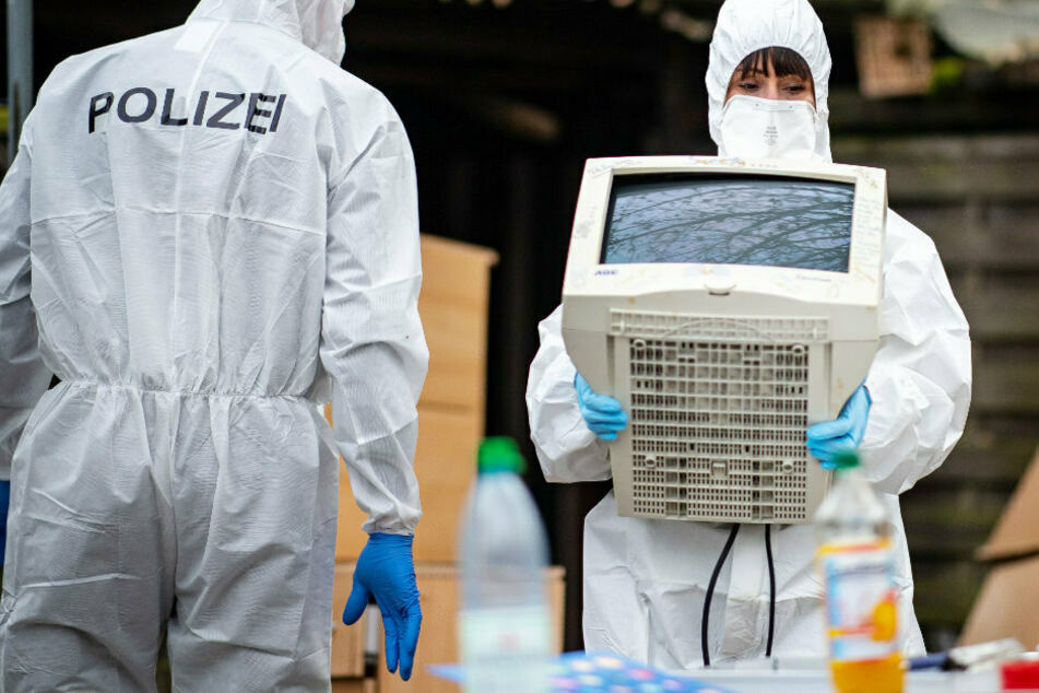 Mehrere Datenträger, Handys und Computer wurden bei den Durchsuchungen sichergestellt. (Symbolbild)