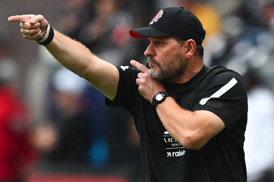 Steffen Baumgart (53) freut sich auf eine spannende Aufgabe in der besonderen Flutlicht-Atmosphäre des Weserstadions.
