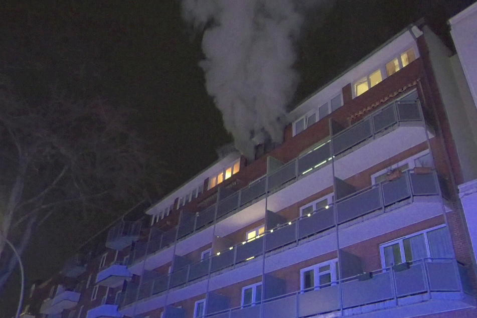 Dichter Rauch drang aus der brennenden Wohnung in Hamburg-Eimsbüttel.