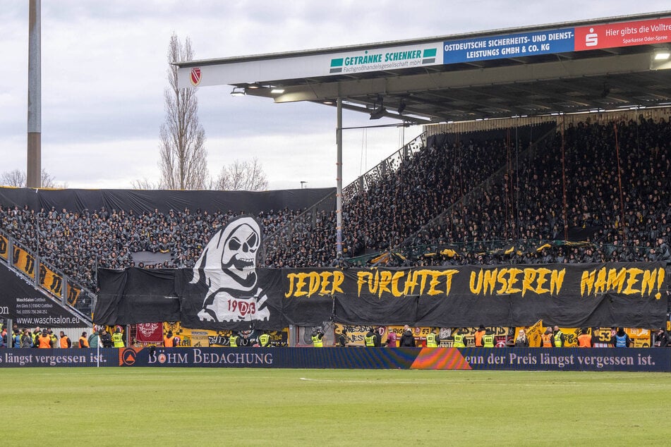 Die mitgereisten Dynamo-Fans läuteten den Ost-Kracher mit einer Choreo ein.