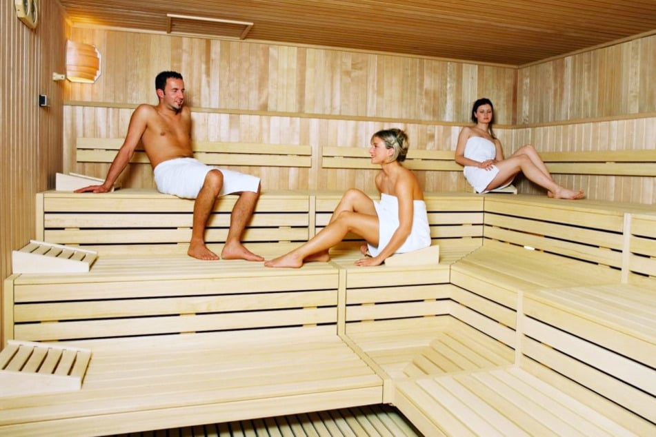 In der Bio-Saune herrschen Temperaturen von etwa 45 – 60°C bei einer Luftfeuchtigkeit von ca. 30 – 40 Prozent.