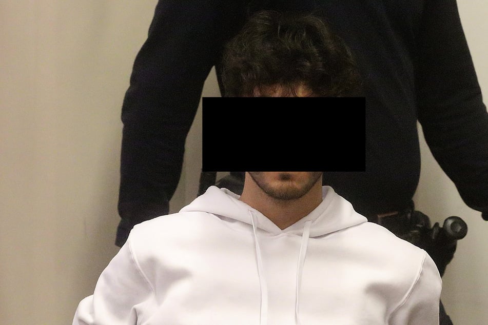 Felix-Maurice S. (20) soll sich maskiert hinter einem Transporter versteckt haben.