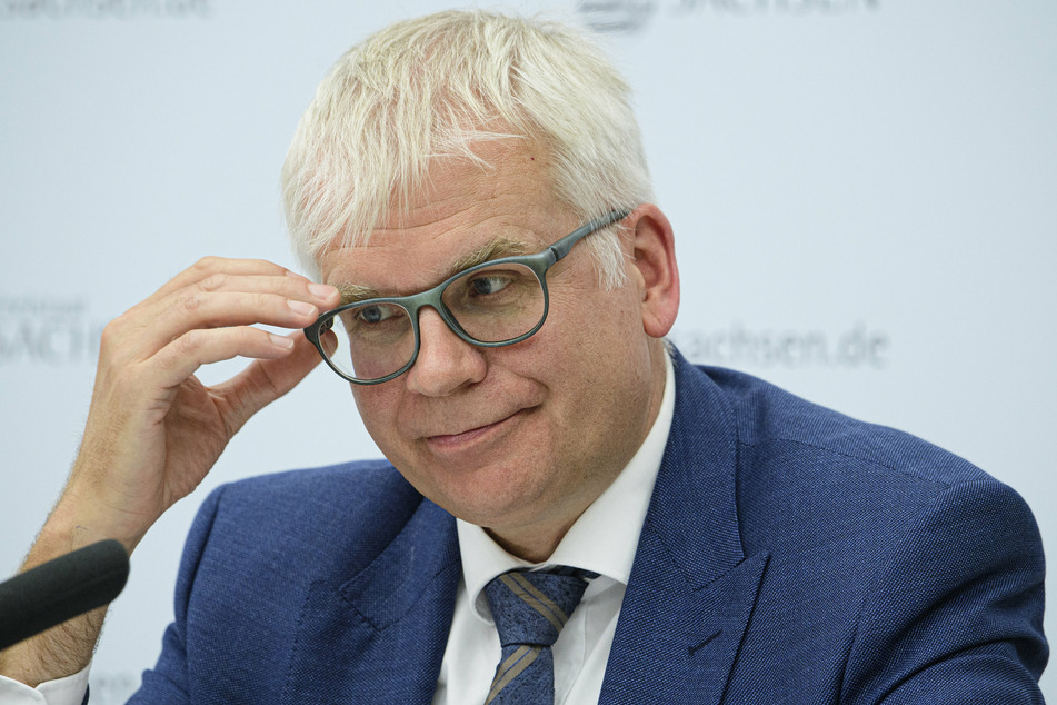 Sachsens Finanzminister Hartmut Vorjohann (57, CDU) stimmt auf schwierige Finanz-Zeiten im Freistaat ein.