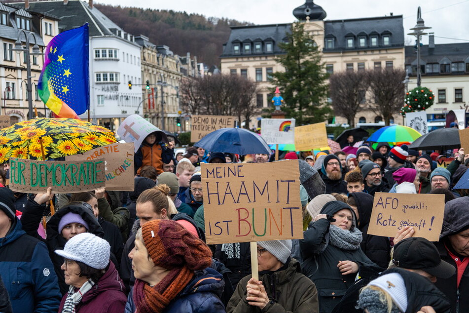 600 Teilnehmer zählte die Demo gegen rechts auf dem Auer Altmarkt. Die Polizei hielt Störer der "Freien Sachsen" fern.