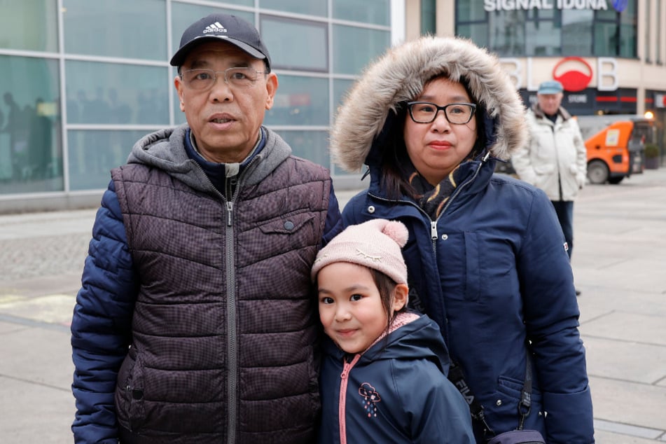 Vater Pham Phi Son (67) hat mit Tochter Emilia (8) und Ehefrau Hoa (48) endlich Gewissheit und darf dauerhaft in Deutschland bleiben.