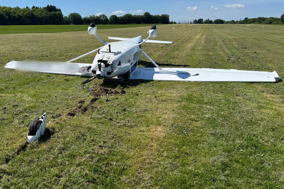 Das Kleinflugzeug hat sich überschlagen.