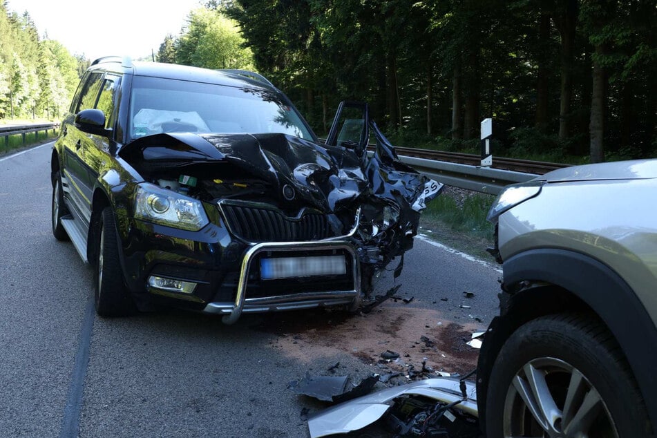 Zwei Autos waren frontal zusammengestoßen.