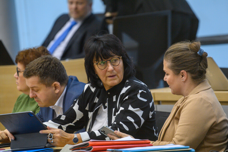 Bildungsministerin Eva Feußner (60, CDU) hat die Anschuldigungen auf das Besetzen einer Top-Stelle im Ministerium von sich gewiesen.