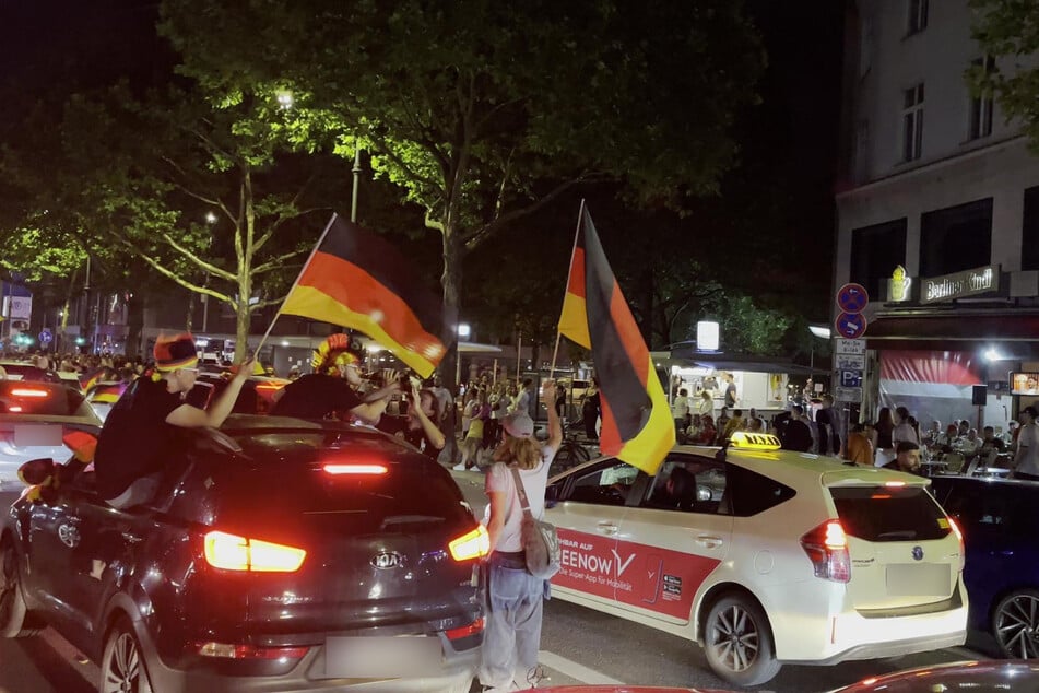 Mit Deutschlandfahnen und bunten Verkleidungen fuhren viele Autofahrer durch die Straßen.
