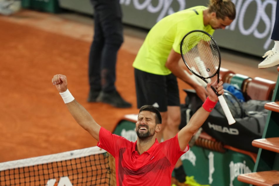 Novak Djokovic (38, vorne) durfte nach 3:17 Stunden Spielzeit über den erneuten Einzug in ein Grand-Slam-Halbfinale jubeln.