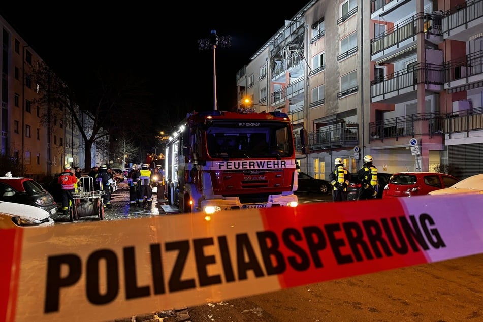 Die Polizei sperrte den Einsatzort rund um das Seniorenwohnzentrum in Nürnberg ab.