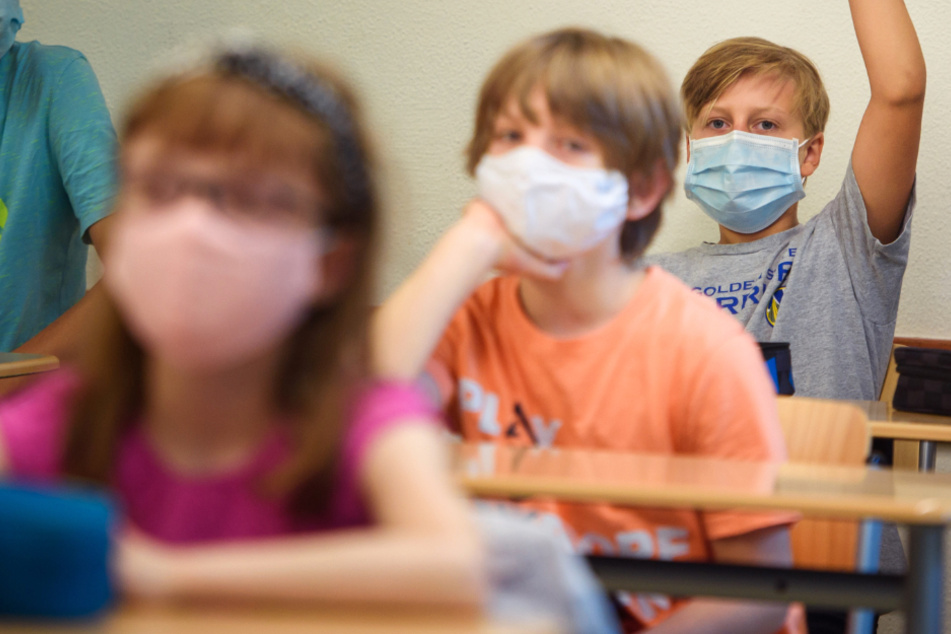 Das Foto aus dem August dieses Jahres zeigt Schüler einer Sechsten Klasse mit Gesichtsmasken im Unterricht.