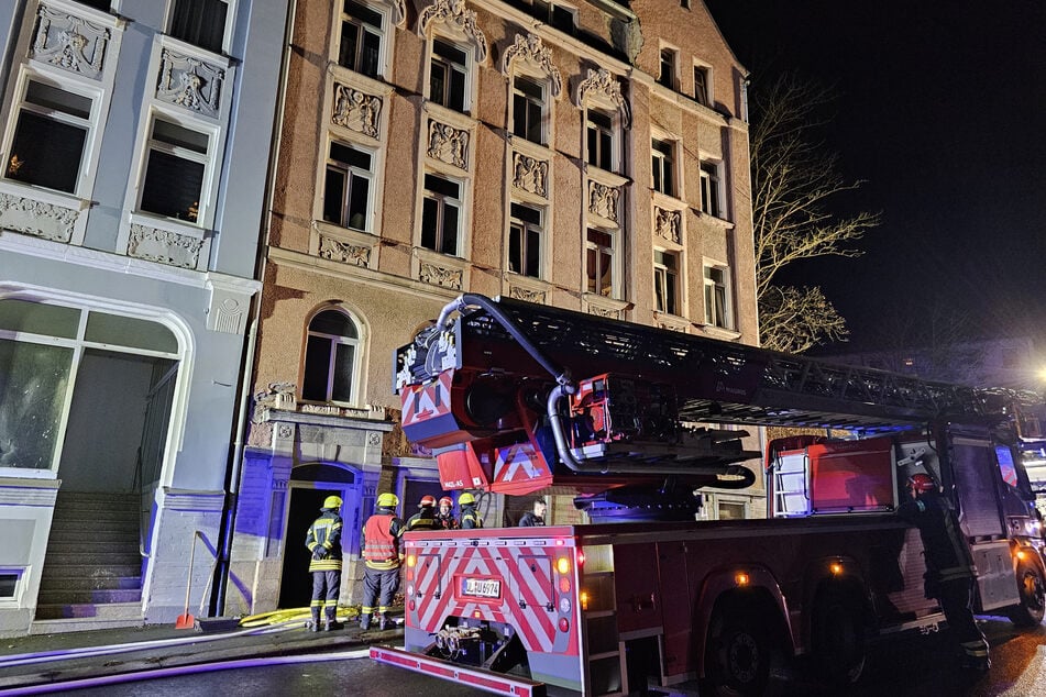 In diesem Mehrfamilienhaus in Plauen brach am Donnerstagabend ein Feuer aus.