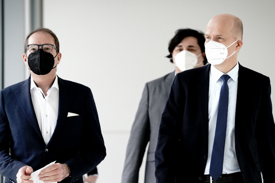 Ralph Brinkhaus (l, CDU), Vorsitzender der CDU/CSU-Bundestagsfraktion, und Alexander Dobrindt, CSU-Landesgruppenchef, kommen mit Mund-Nasenbedeckung zu einer Pressekonferenz zu den neu beschlossenen Maßnahmen zur Eindämmung der Corona-Pandemie auf der Fraktionsebene des Bundestags.