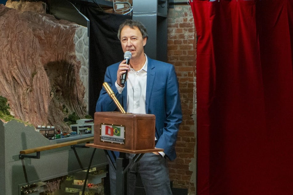 Mitbegründer des Miniatur Wunderlands Frederik Braun (58) 2021 bei der Eröffnung des Abschnitts "Rio de Janeiro".