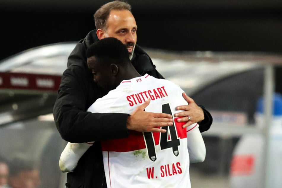 Silas Katompa Mvumpa (22, l.) bekommt beim VfB volle Unterstützung, hier wird der Kongolese von seinem Coach Pellegrino Matarazzo (43, r.) geherzt.