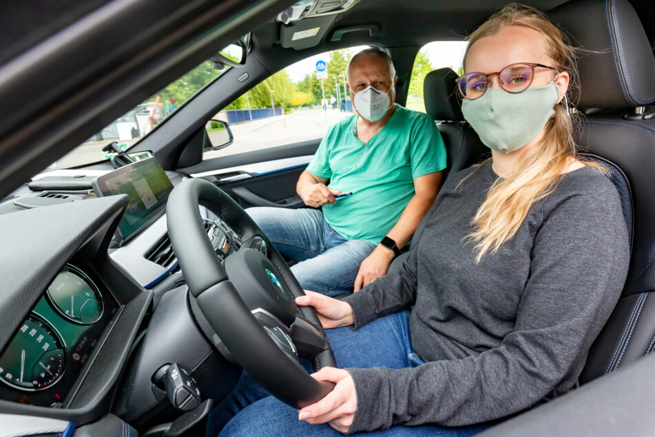 Die Einhaltung von Auflagen vorausgesetzt, dürfen auch Fahrschulen wieder Gas geben. Im Foto: der Chemnitzer Fahrlehrer Dietmar Mann mit einer Schülerin im Mai 2020 nach der ersten großen Lockerung.